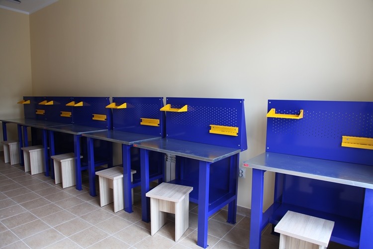 Верстак-стол бестумбовый ВП-1 с экраном купить в Кемерово